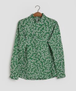 Fin skjortebluse i grøn-hvidblomstret bomuld fra Grobund. Med lange ærmer med knapper ved håndled og fin lukning med knap i nakken. Set forfra på bøjle